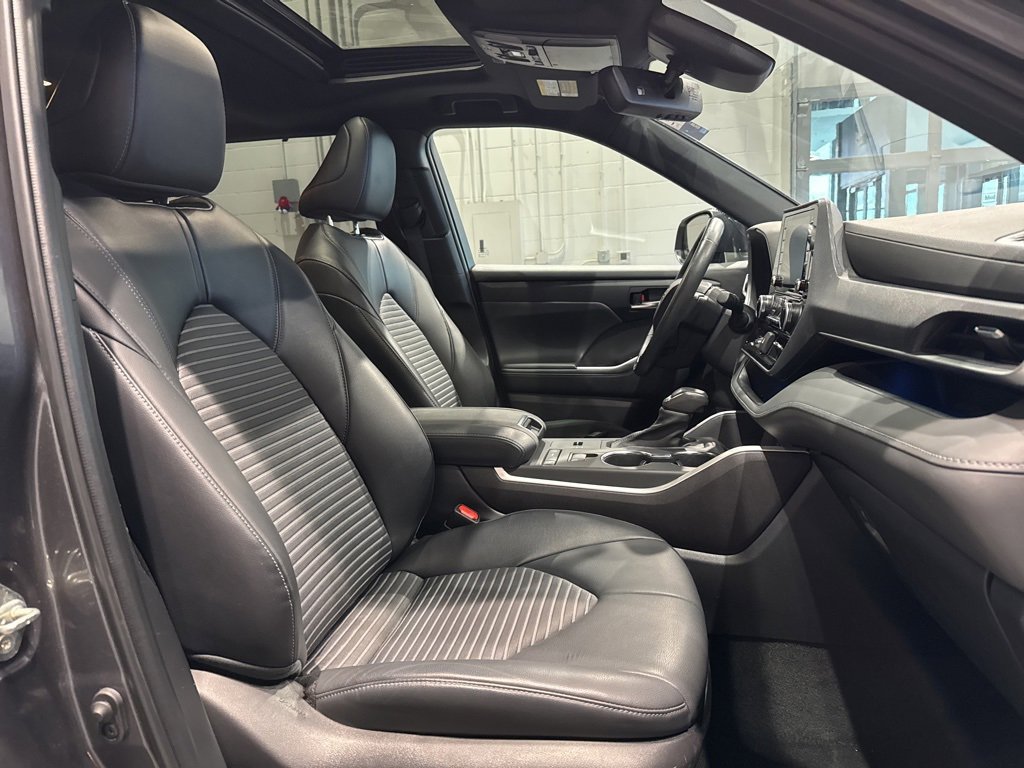 Used 2022 Toyota Highlander XSE image 32