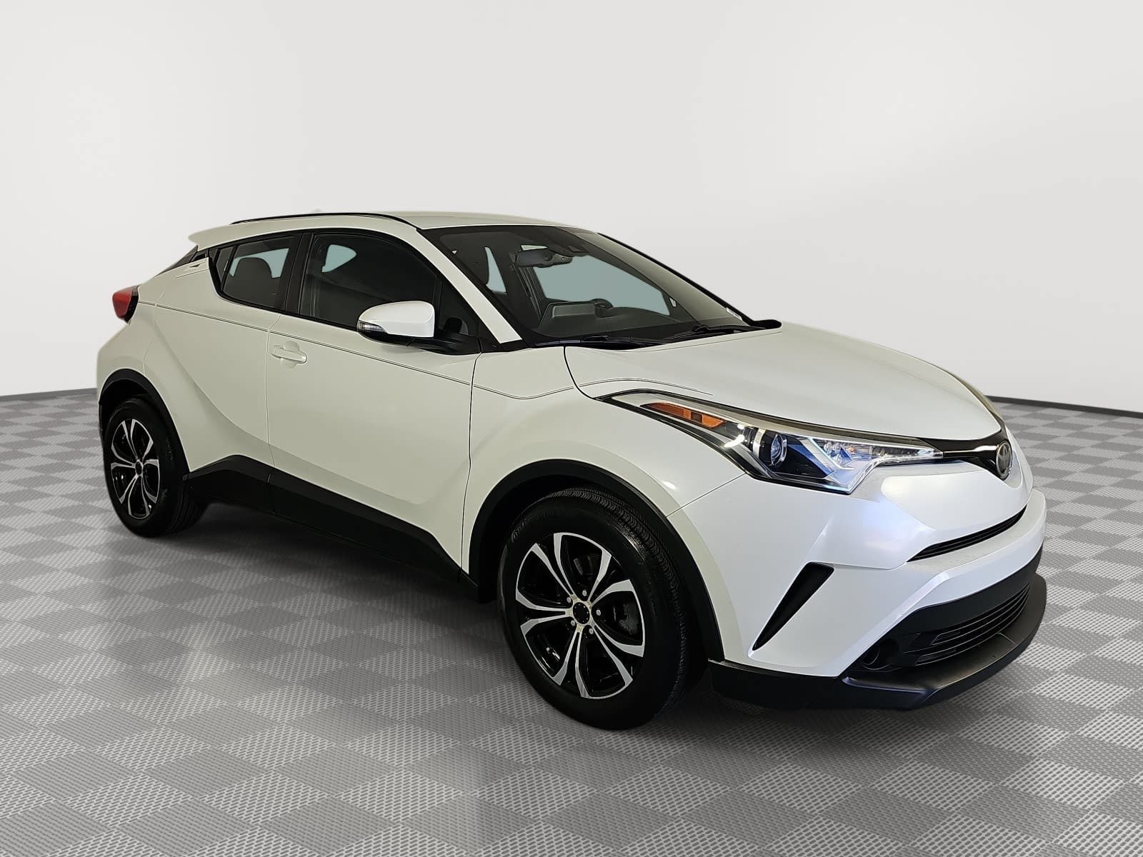 Used 2019 Toyota C-HR LE FWD image 2