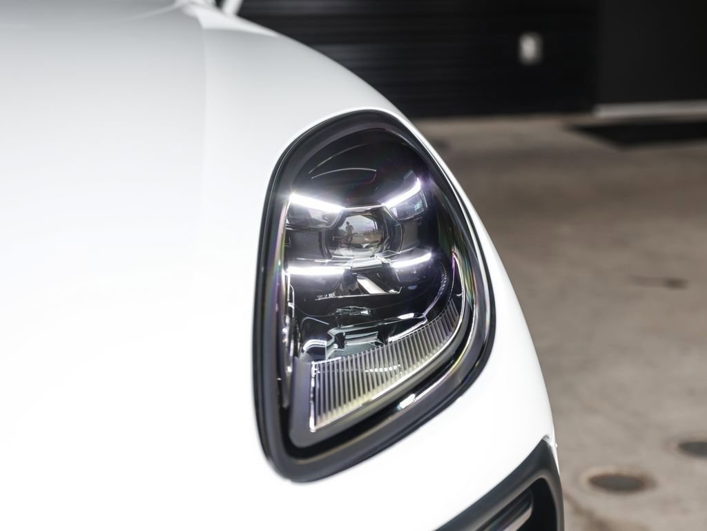 Certified 2025 Porsche Macan AWD/4WD image 11