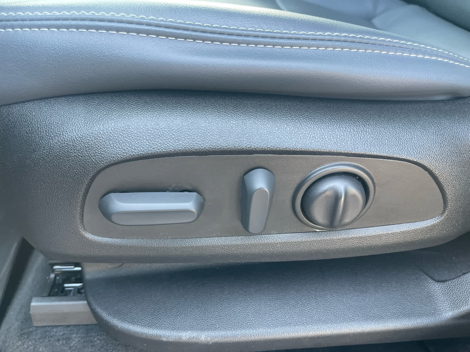 Used 2023 Buick Enclave Essence w/ Experience Buick Package FWD image 14