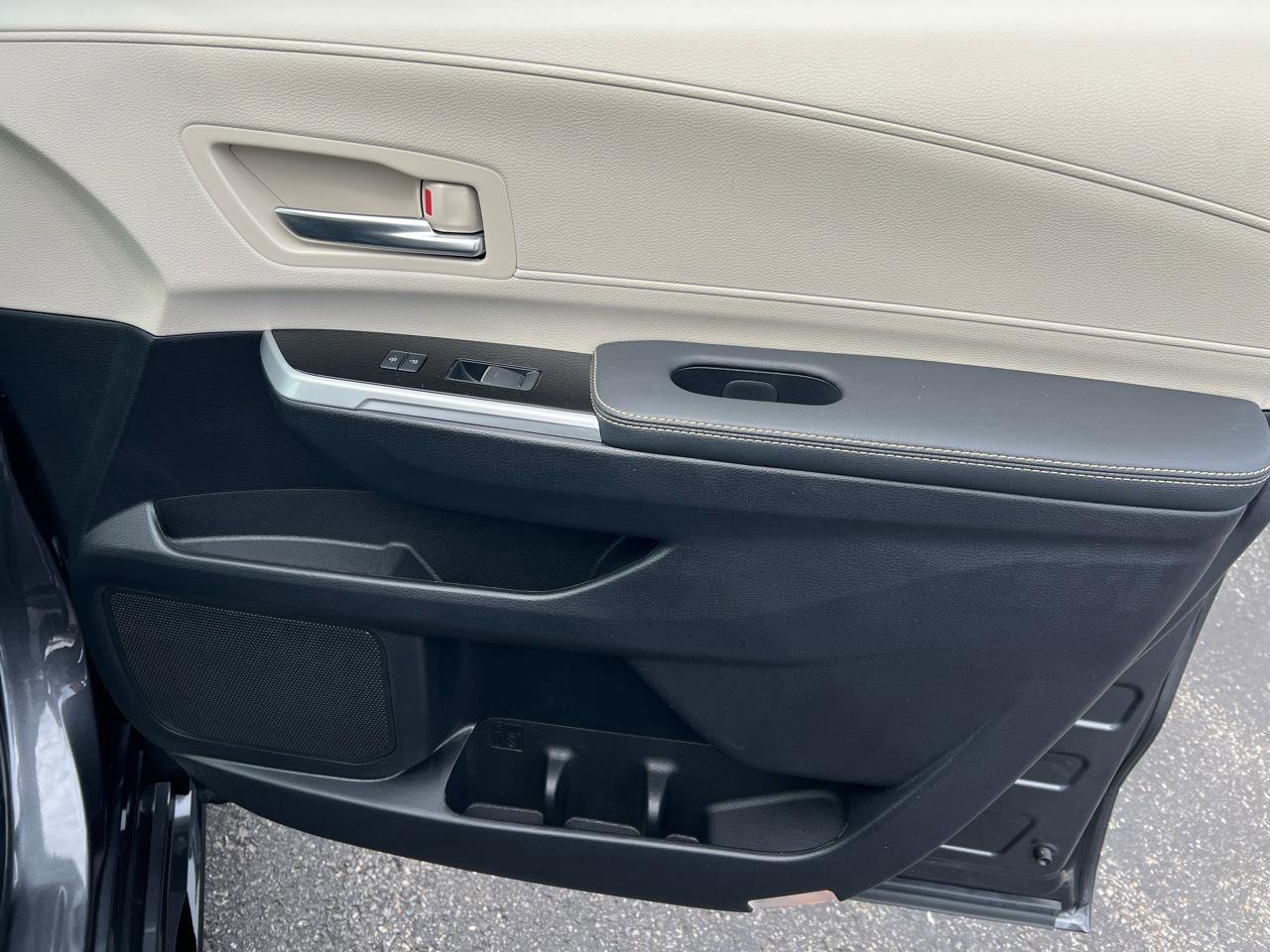 Used 2025 Toyota Sienna Platinum image 23