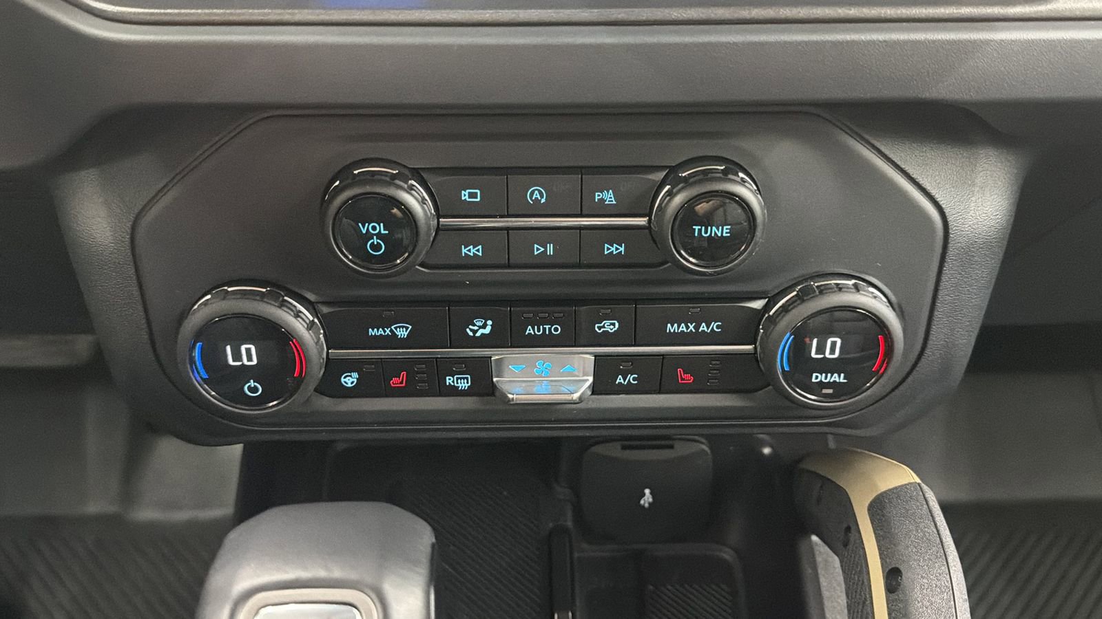 Used 2025 Ford Bronco Badlands image 23