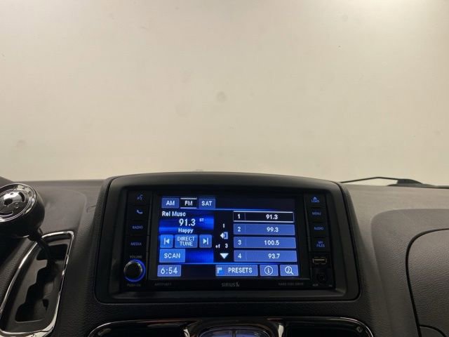 Used 2013 Chrysler Town & Country Touring image 11