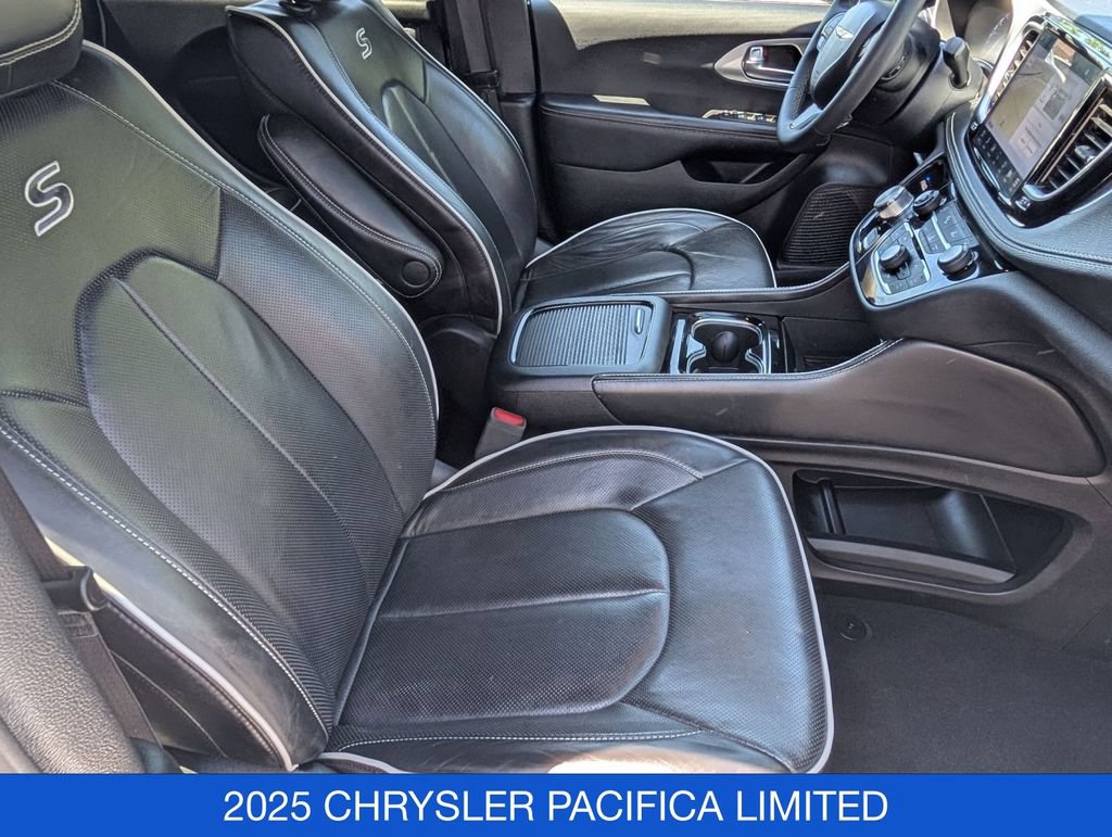 Used 2025 Chrysler Pacifica Limited FWD image 34