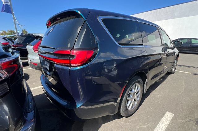 Used 2023 Chrysler Pacifica Touring-L FWD image 7