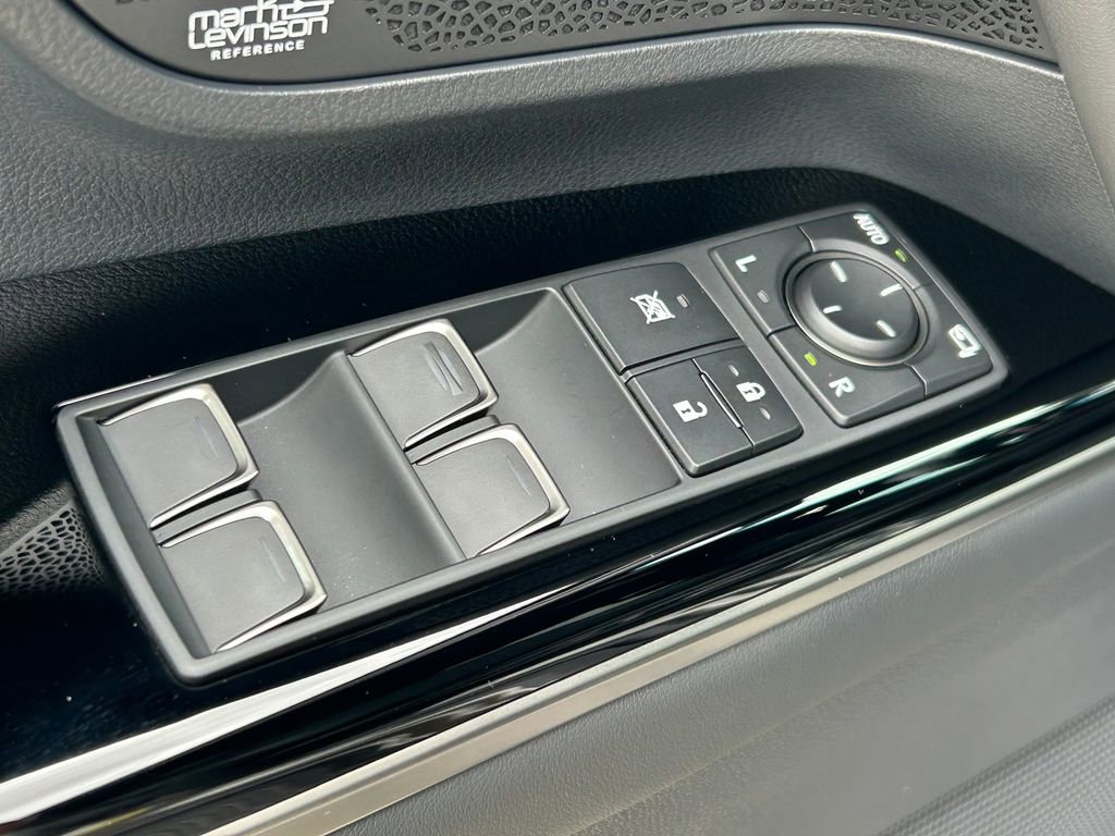 Used 2025 Lexus LX 700h Luxury image 29