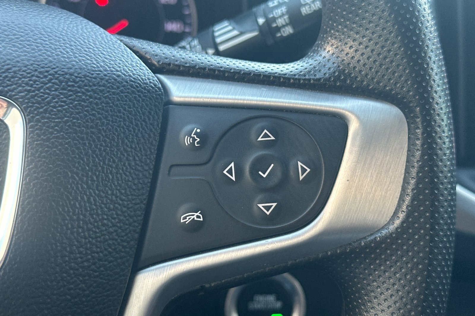 Used 2024 GMC Terrain SLE w/ Elevation Edition image 32