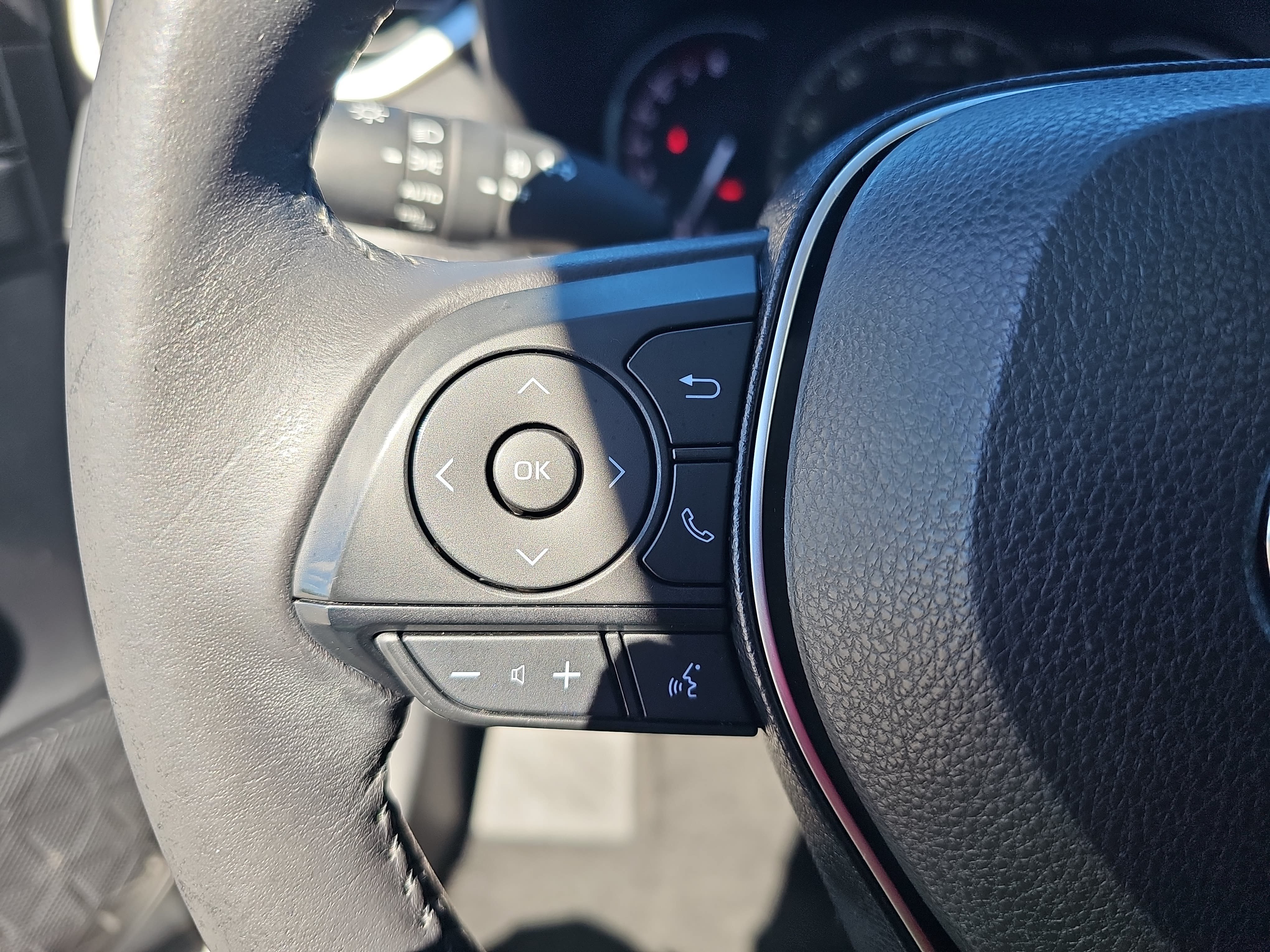 Used 2019 Toyota RAV4 Limited FWD image 18