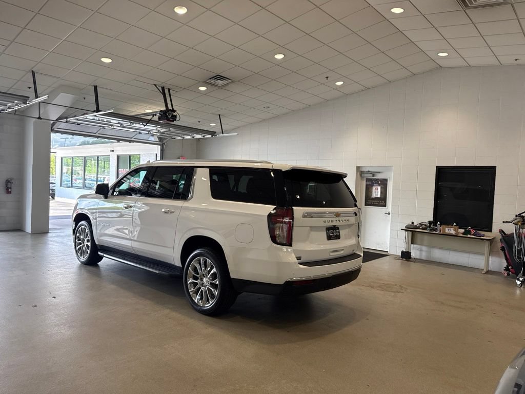 Used 2022 Chevrolet Suburban LT w/ Luxury Package AWD/4WD image 5