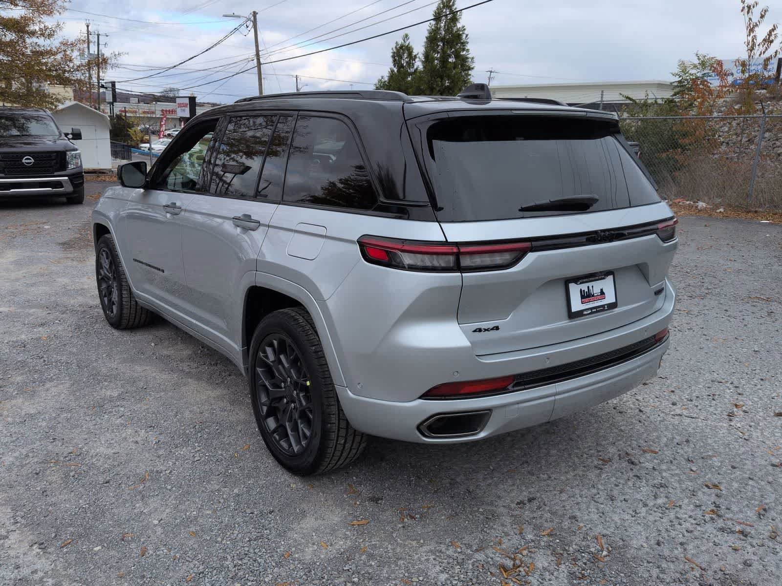 New 2025 Jeep Grand Cherokee Summit w/ Obsidian Package AWD/4WD image 6
