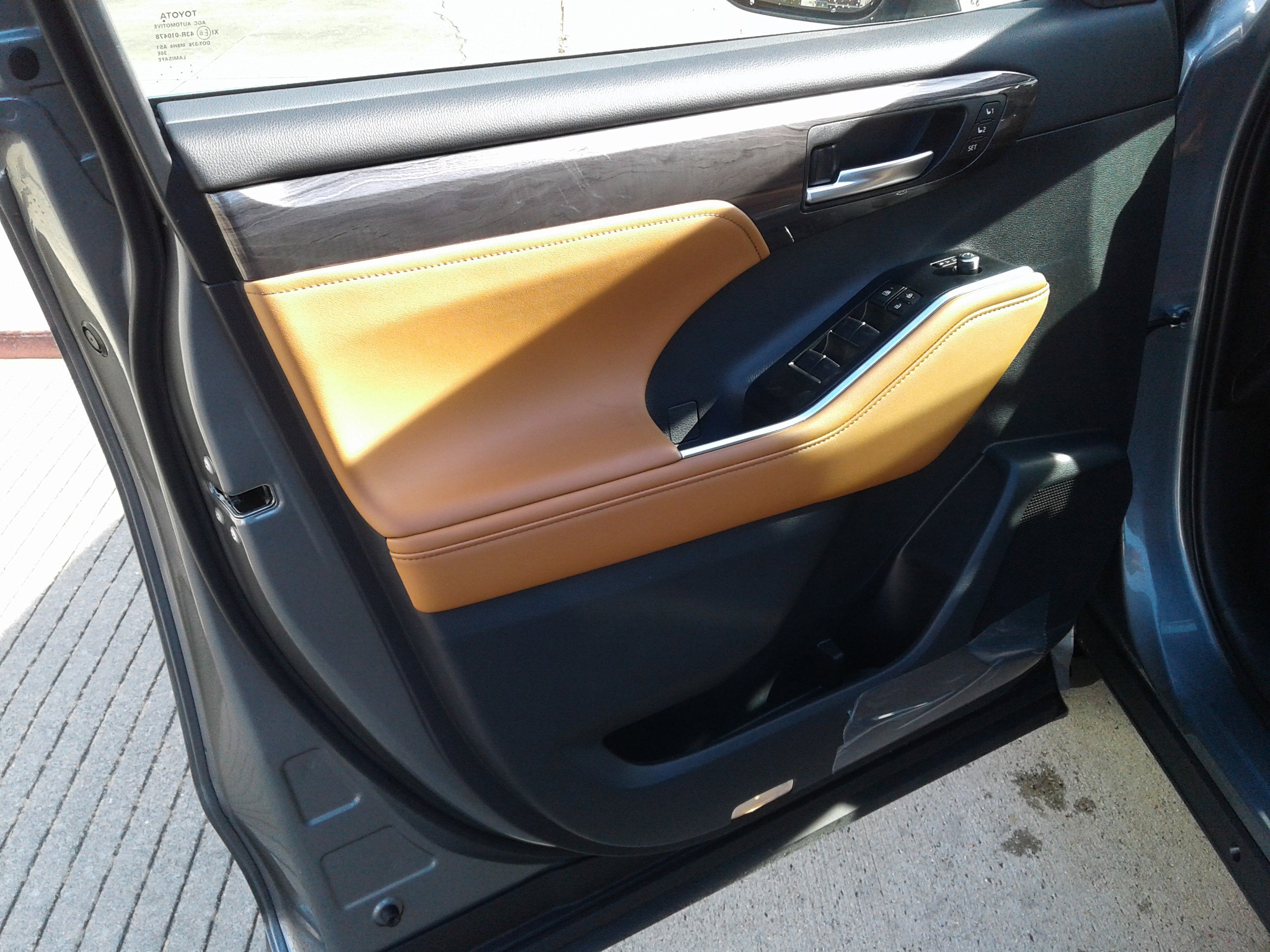 New 2026 Toyota Highlander Platinum image 8