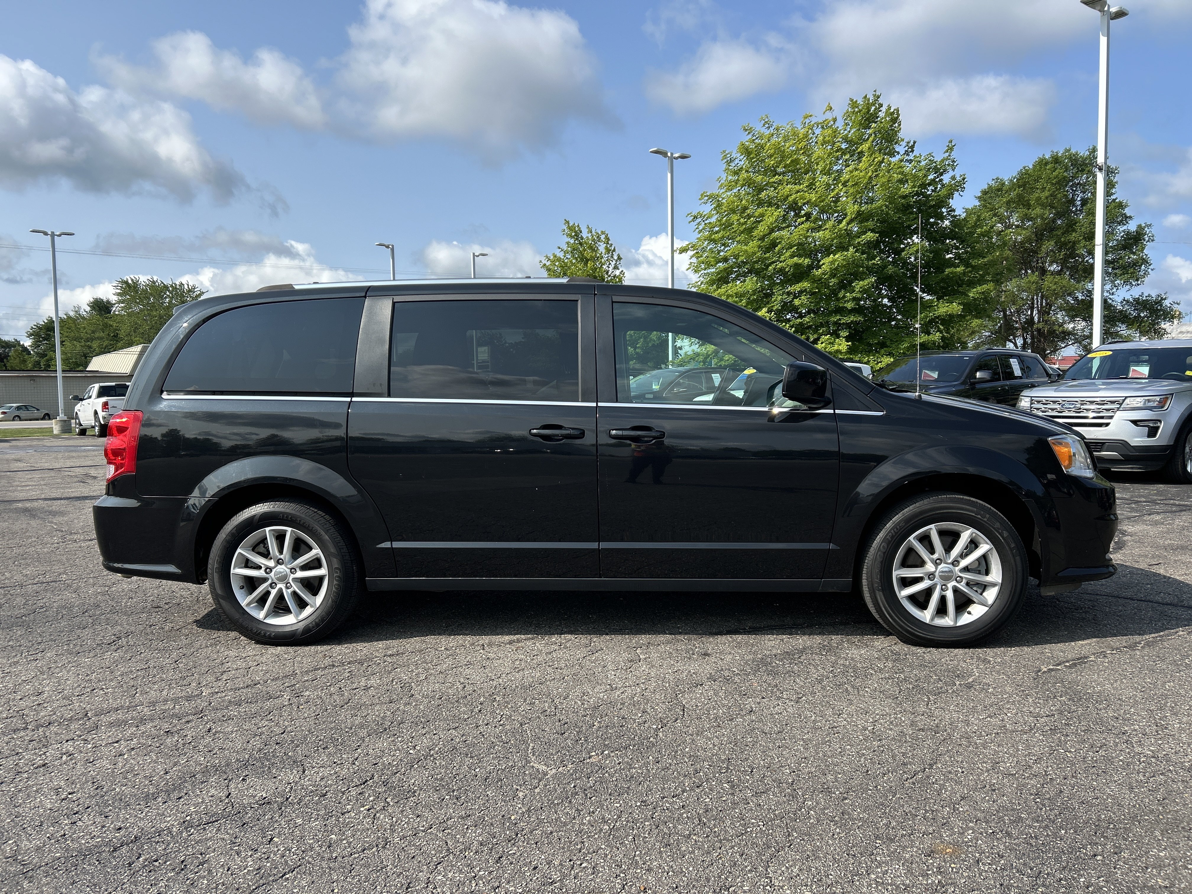 Used 2019 Dodge Grand Caravan SXT FWD image 2