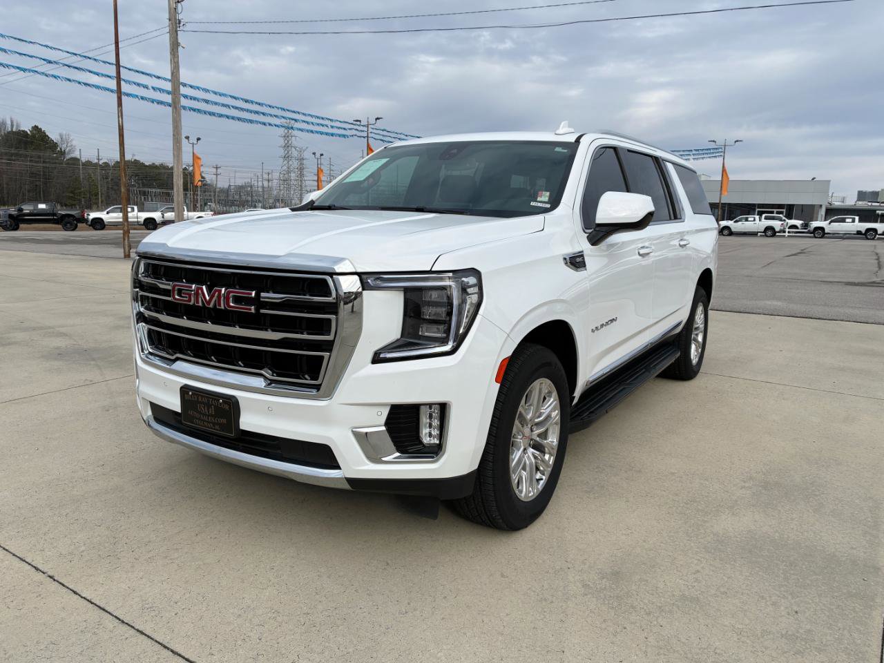 Used 2021 GMC Yukon XL SLT image 2
