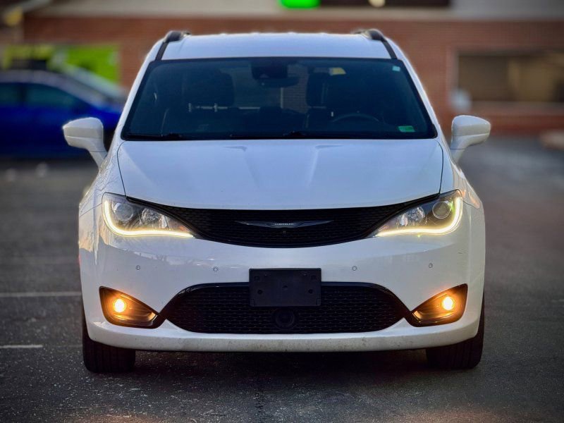 Used 2018 Chrysler Pacifica Touring-L Plus w/ Advanced Safetytec Group image 2