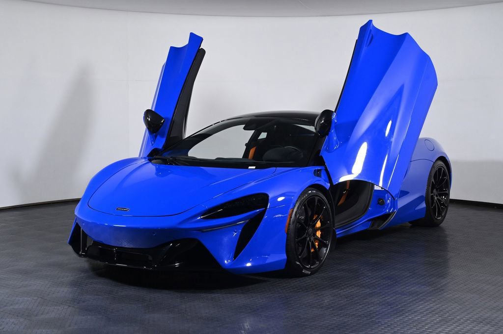 Used 2024 McLaren Artura RWD image 21