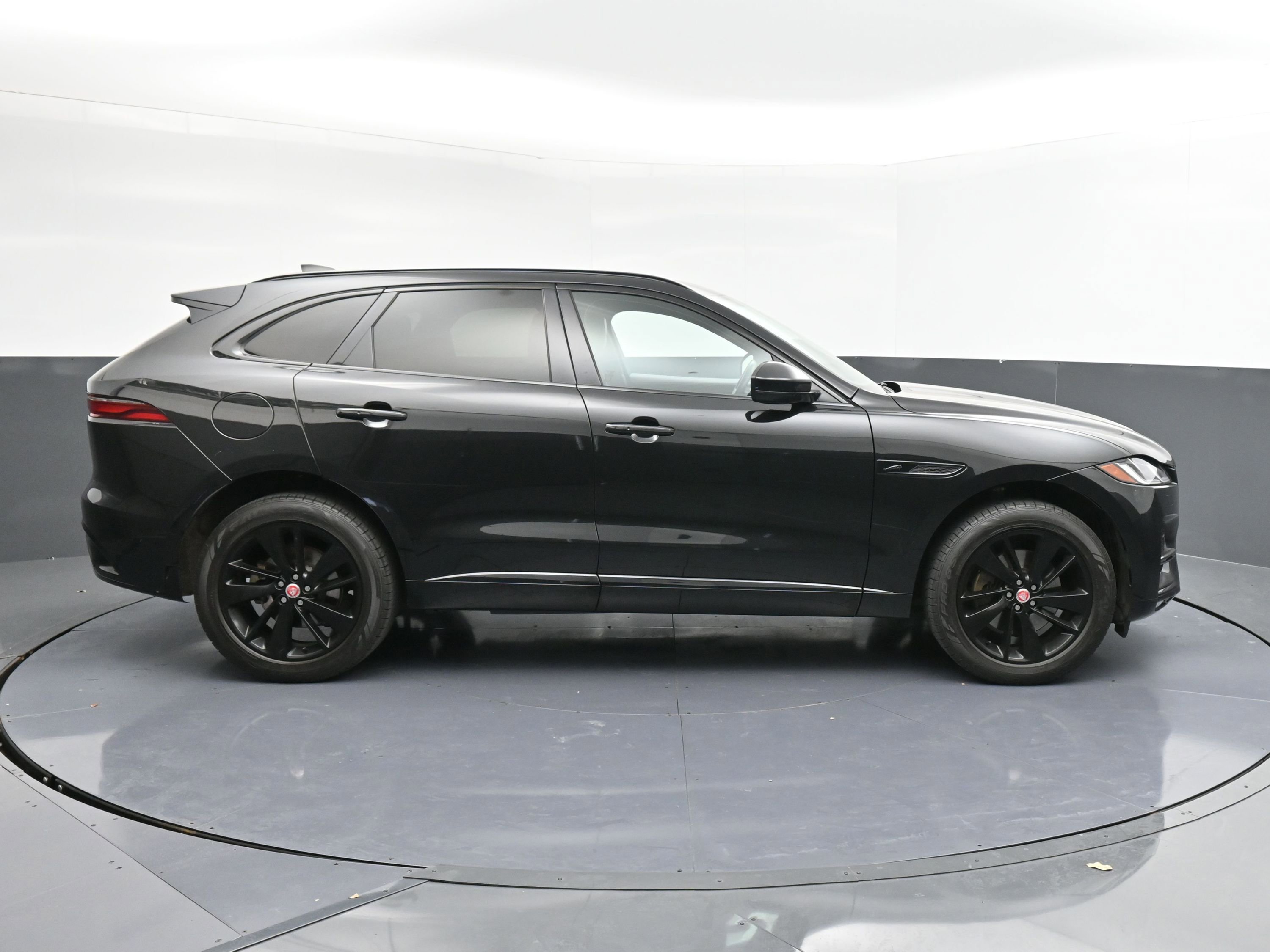Used 2022 Jaguar F-PACE S image 9