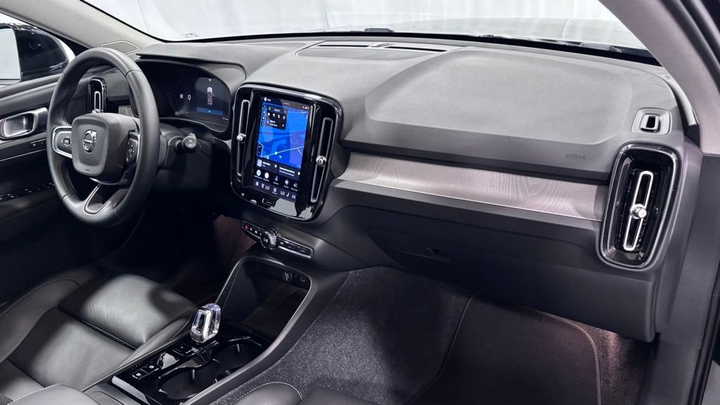Certified 2025 Volvo XC40 B5 Plus AWD/4WD image 17