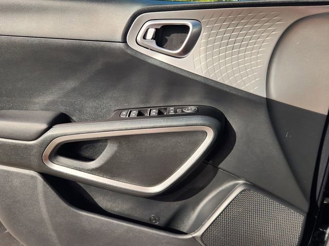Used 2025 Kia Soul LX w/ LX Technology Package FWD image 22