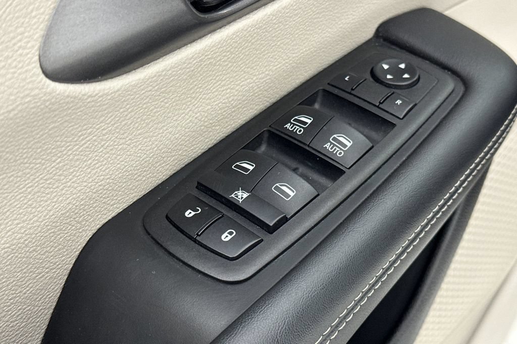 Used 2023 Chrysler Pacifica Touring-L FWD image 12