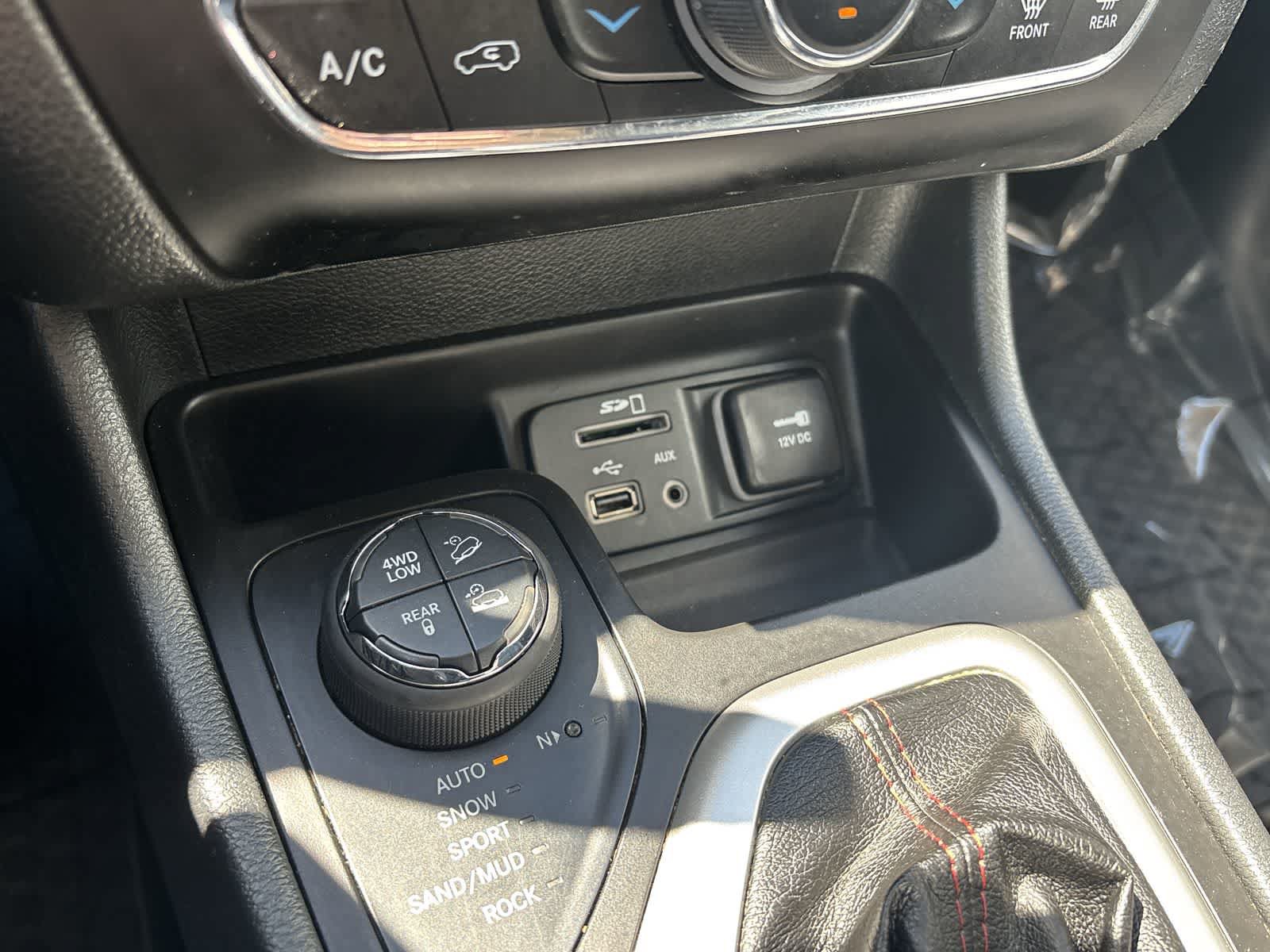 Used 2014 Jeep Cherokee Trailhawk w/ Comfort/Convenience Group AWD/4WD image 26