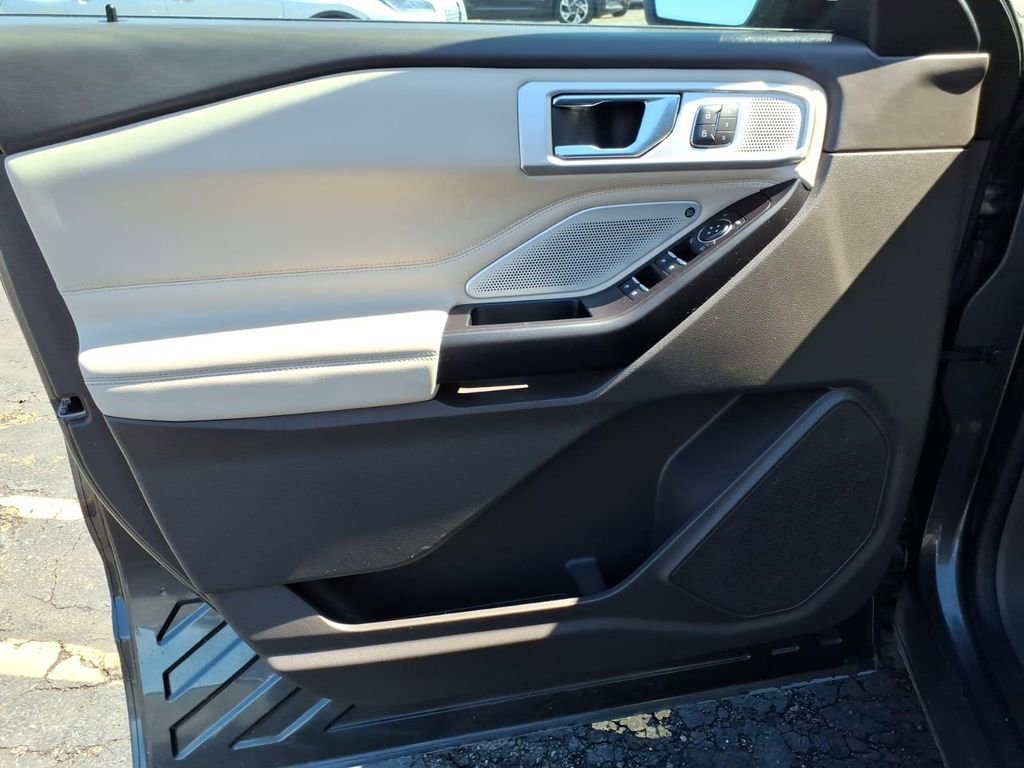 Used 2020 Ford Explorer Platinum w/ Premium Technology Package image 14