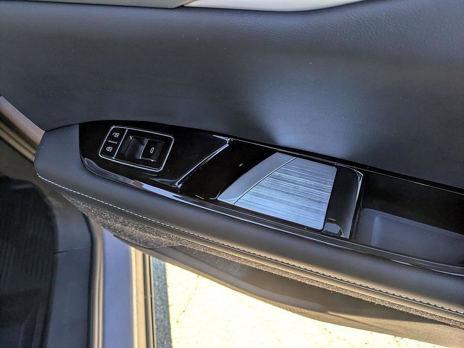 New 2026 Cadillac Optiq Luxury 2 image 27