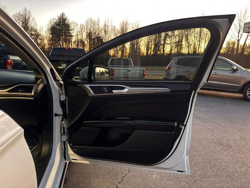 Used 2017 Ford Fusion SE w/ Fusion SE Technology Package image 13