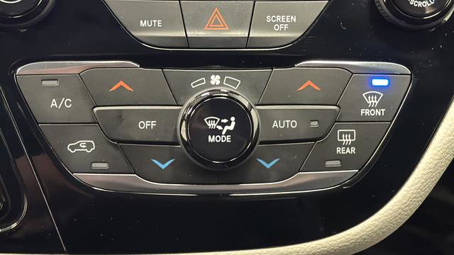 Used 2022 Chrysler Pacifica Touring-L image 17