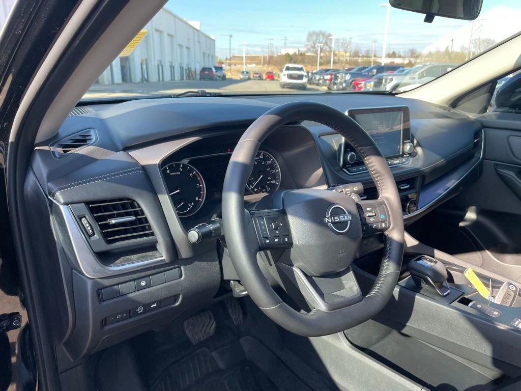 Used 2025 Nissan Rogue SV image 10