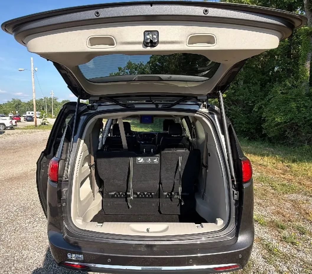 Used 2018 Chrysler Pacifica Touring-L w/ Tire & Wheel Group FWD image 19