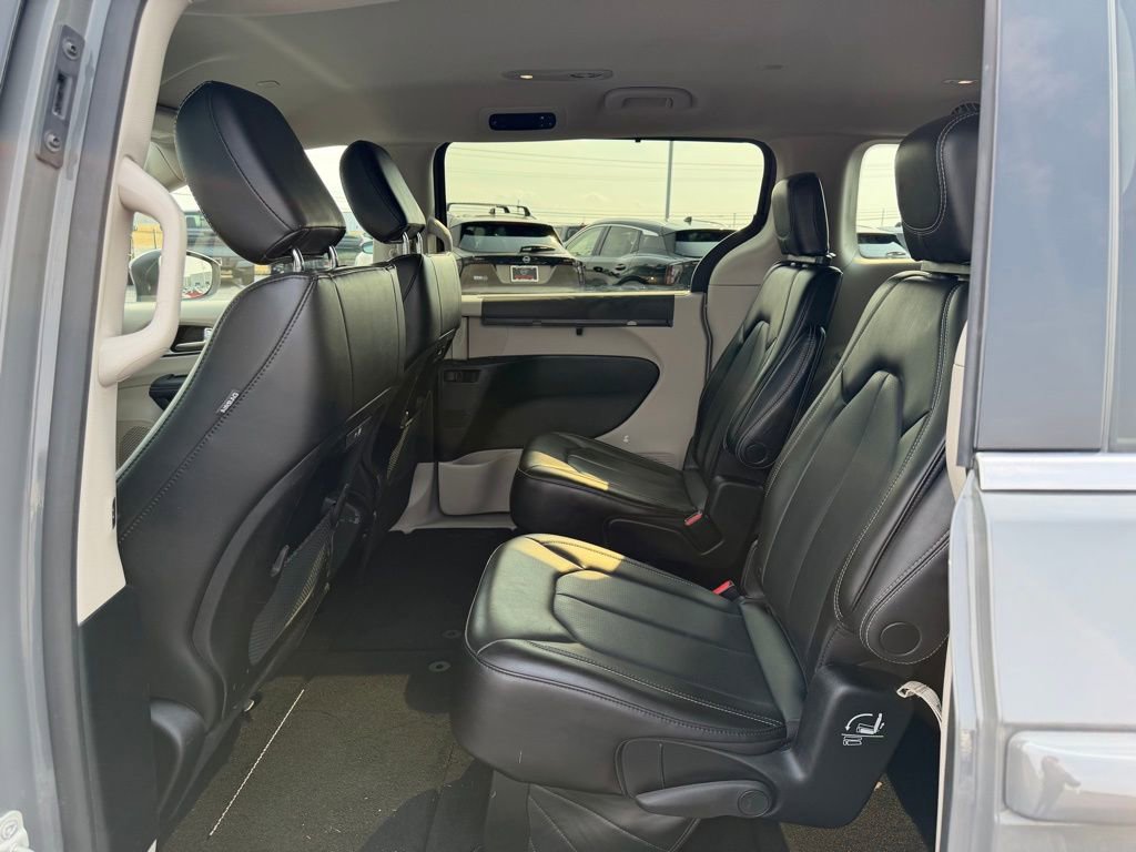 Used 2023 Chrysler Pacifica Touring-L image 16