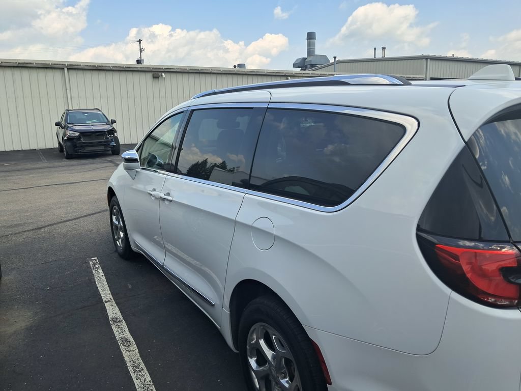 Used 2021 Chrysler Pacifica Limited AWD/4WD image 8