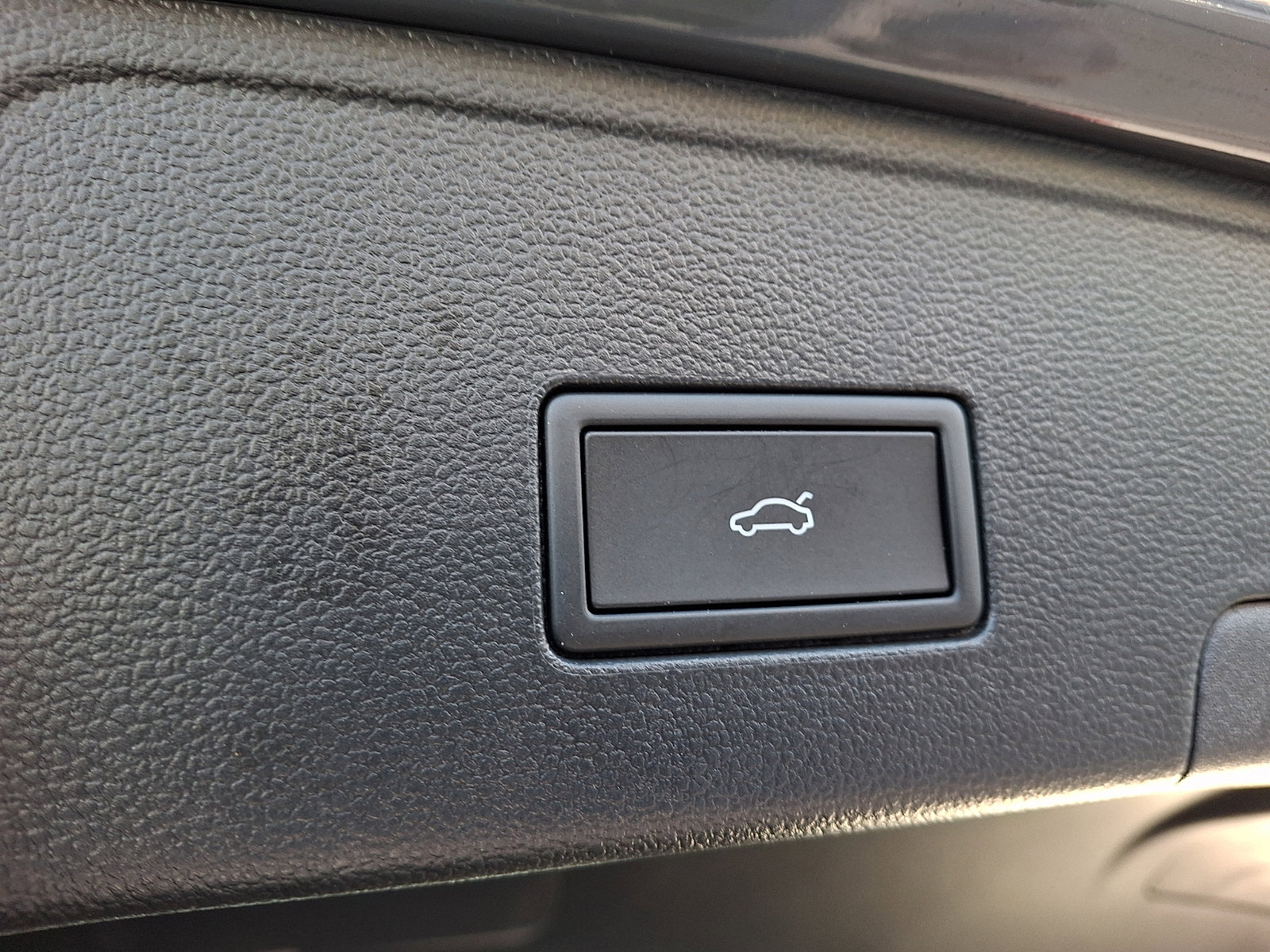 Certified 2025 Volkswagen Atlas Cross Sport SE w/ Panoramic Sunroof Package image 29