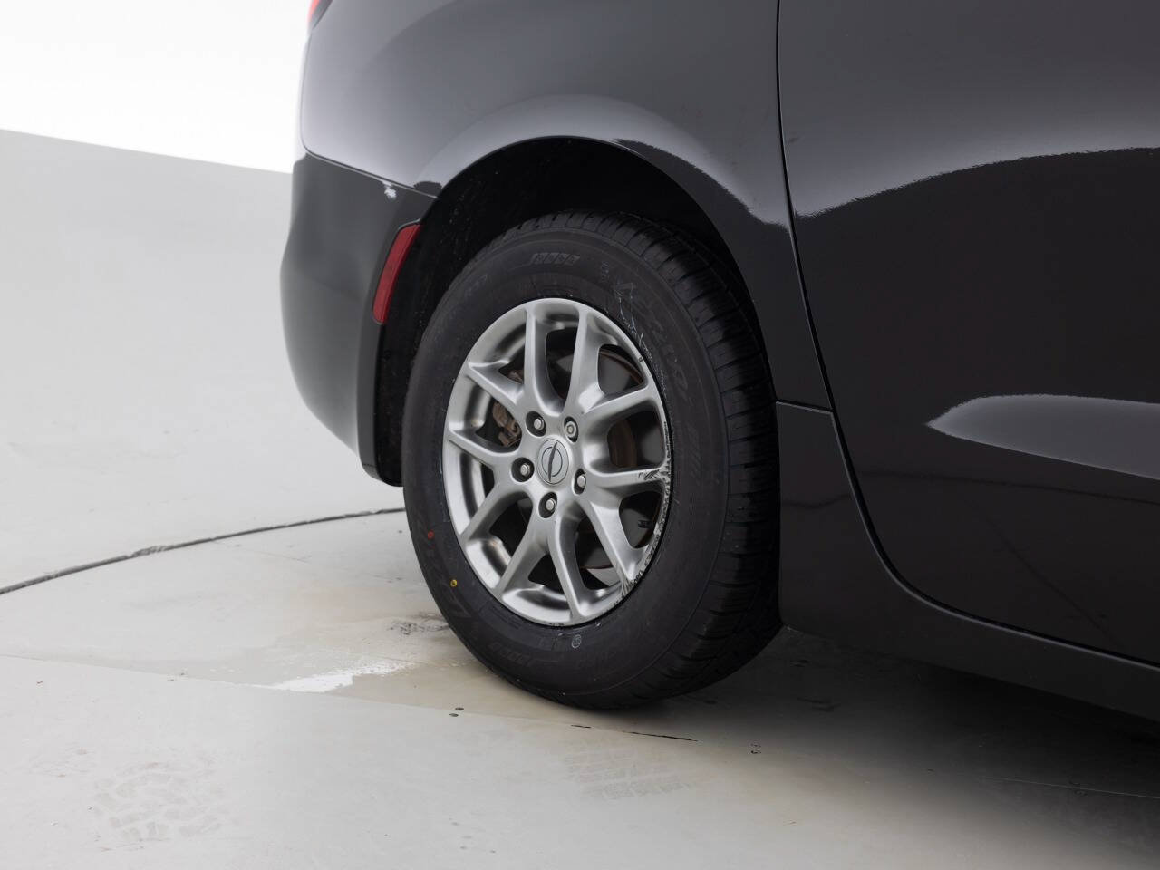 Used 2021 Chrysler Pacifica Touring FWD image 19