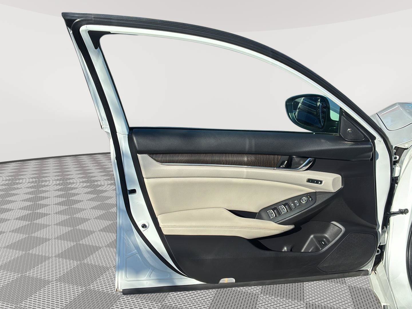 Used 2020 Honda Accord Touring image 28