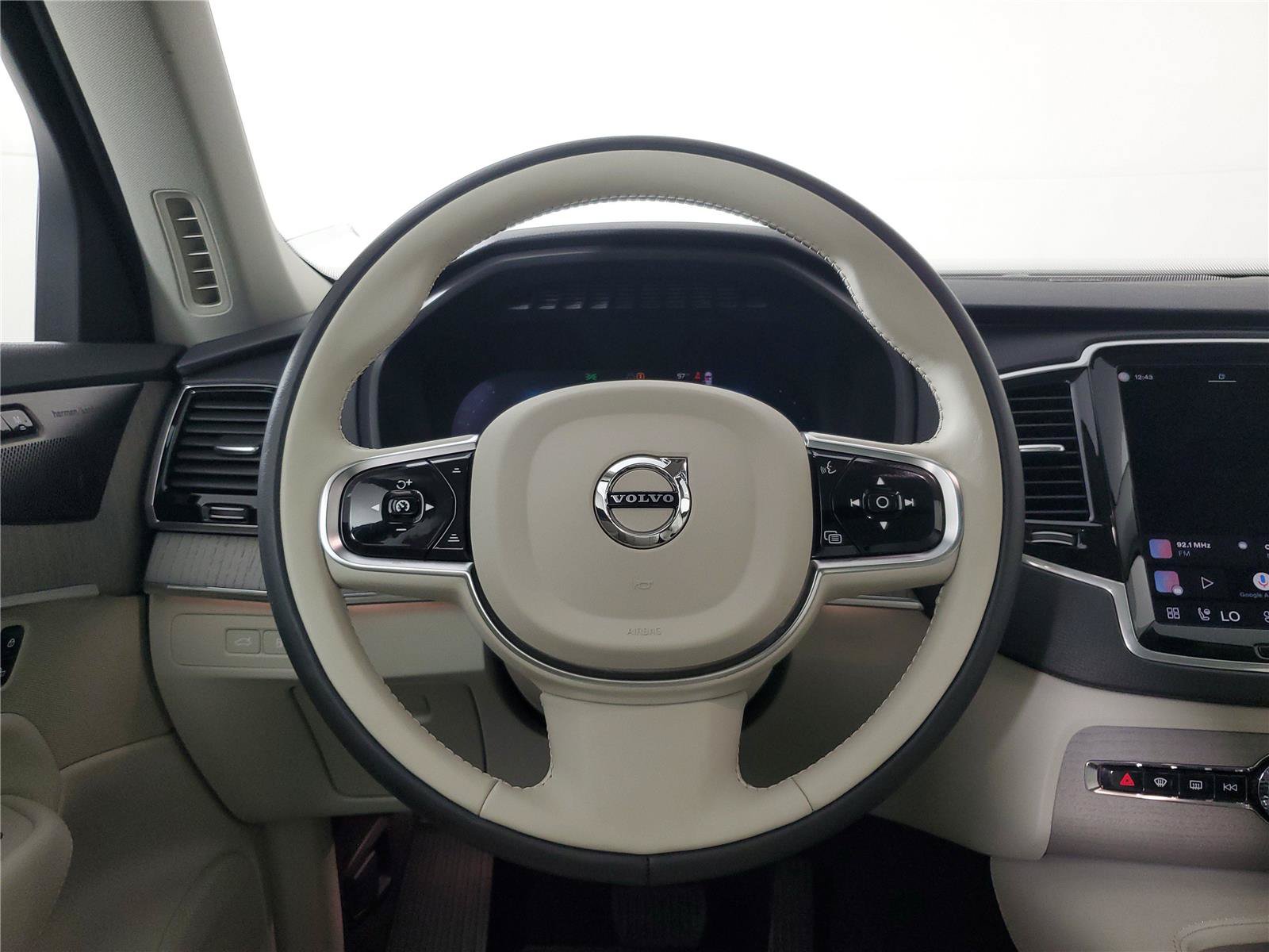 Certified 2025 Volvo XC90 T8 Plus w/ Protection Package Premier AWD/4WD image 16
