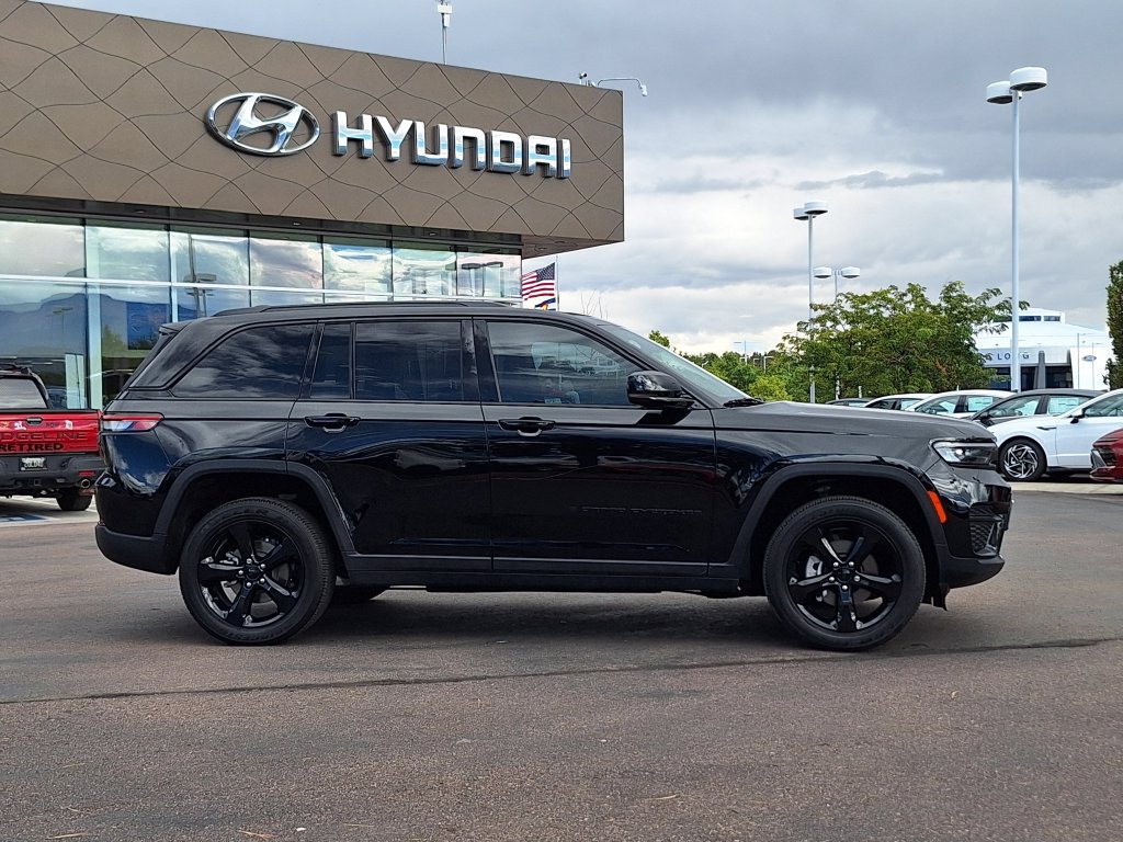 Used 2023 Jeep Grand Cherokee Altitude AWD/4WD image 2