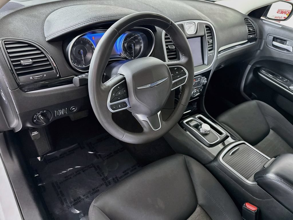 Used 2023 Chrysler 300 Touring w/ Sport Appearance Package RWD image 17