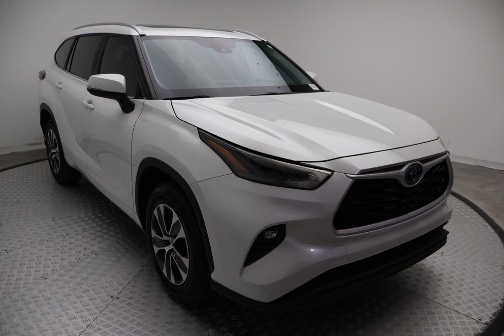 Used 2024 Toyota Highlander XLE FWD image 6