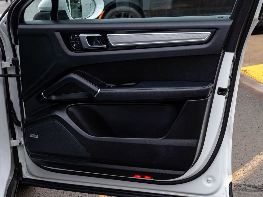 Used 2023 Porsche Cayenne Platinum Edition image 13