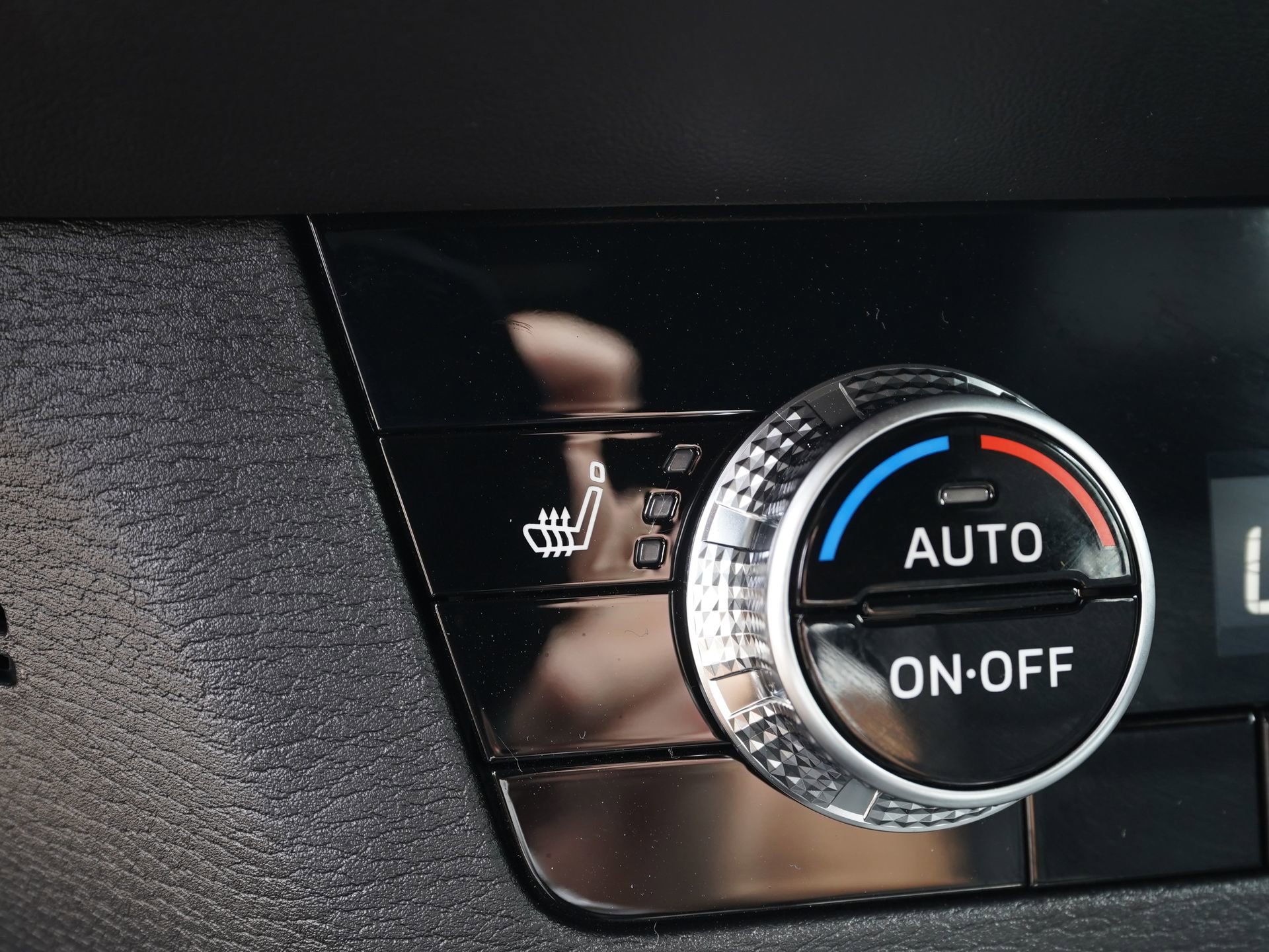 New 2026 Mitsubishi Outlander LE AWD/4WD image 10