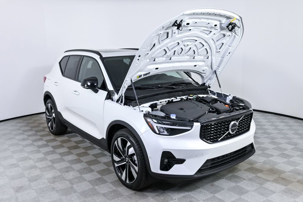 Certified 2025 Volvo XC40 B5 Plus image 34