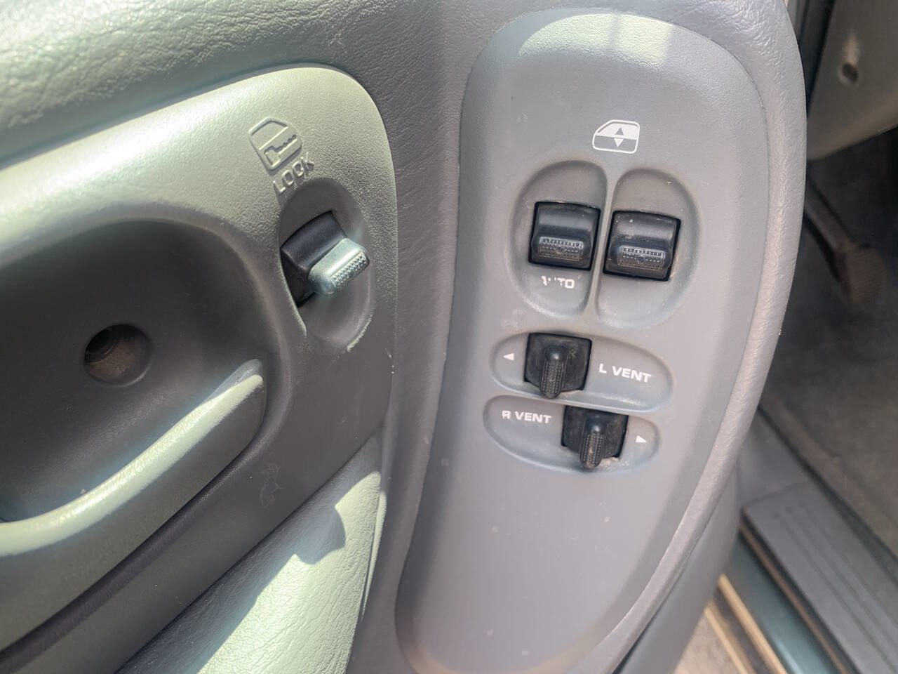 Used 2004 Chrysler Town & Country w/ Popular Equipment Group FWD image 9