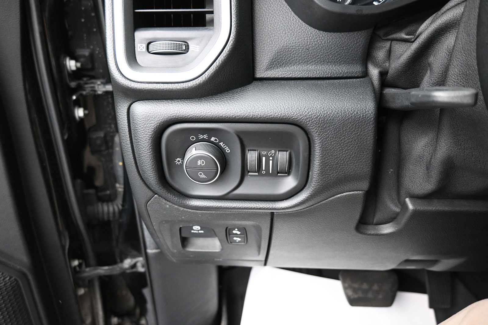 Used 2019 RAM 1500 Big Horn AWD/4WD image 10