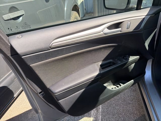 Used 2020 Ford Fusion SE FWD image 21