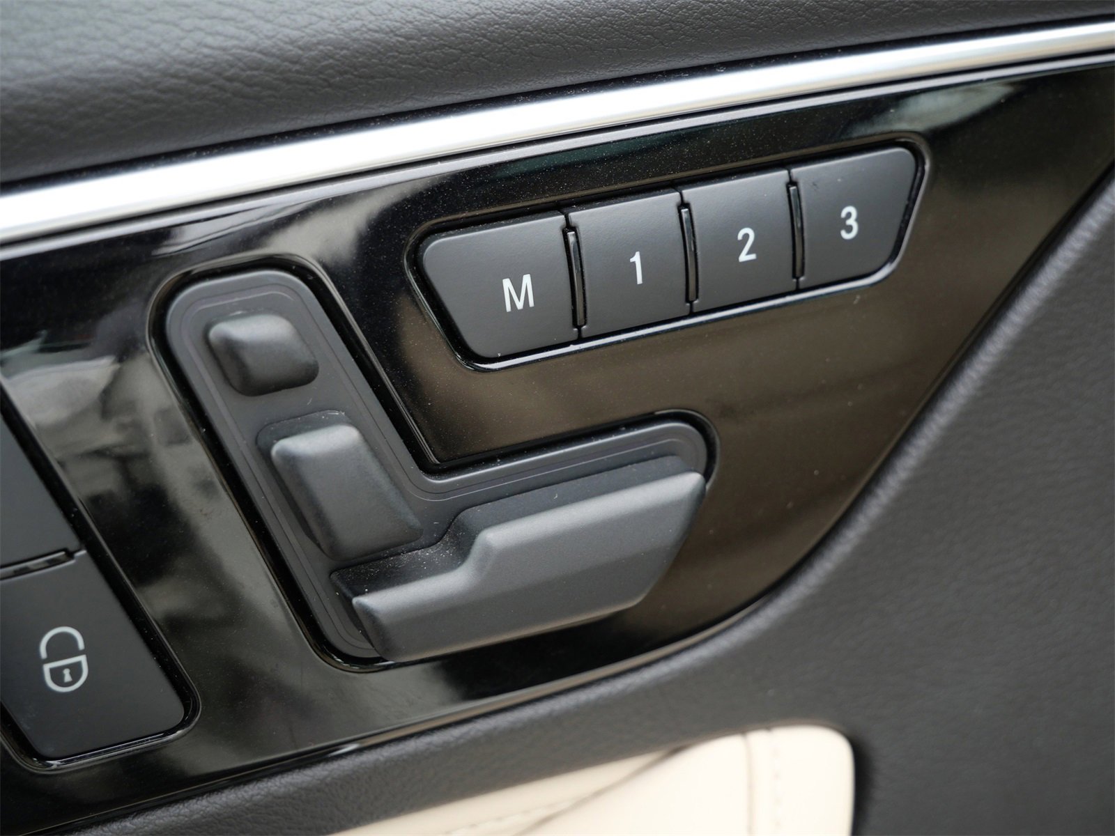 Used 2017 INFINITI QX30 Premium w/ Navigation Package image 15