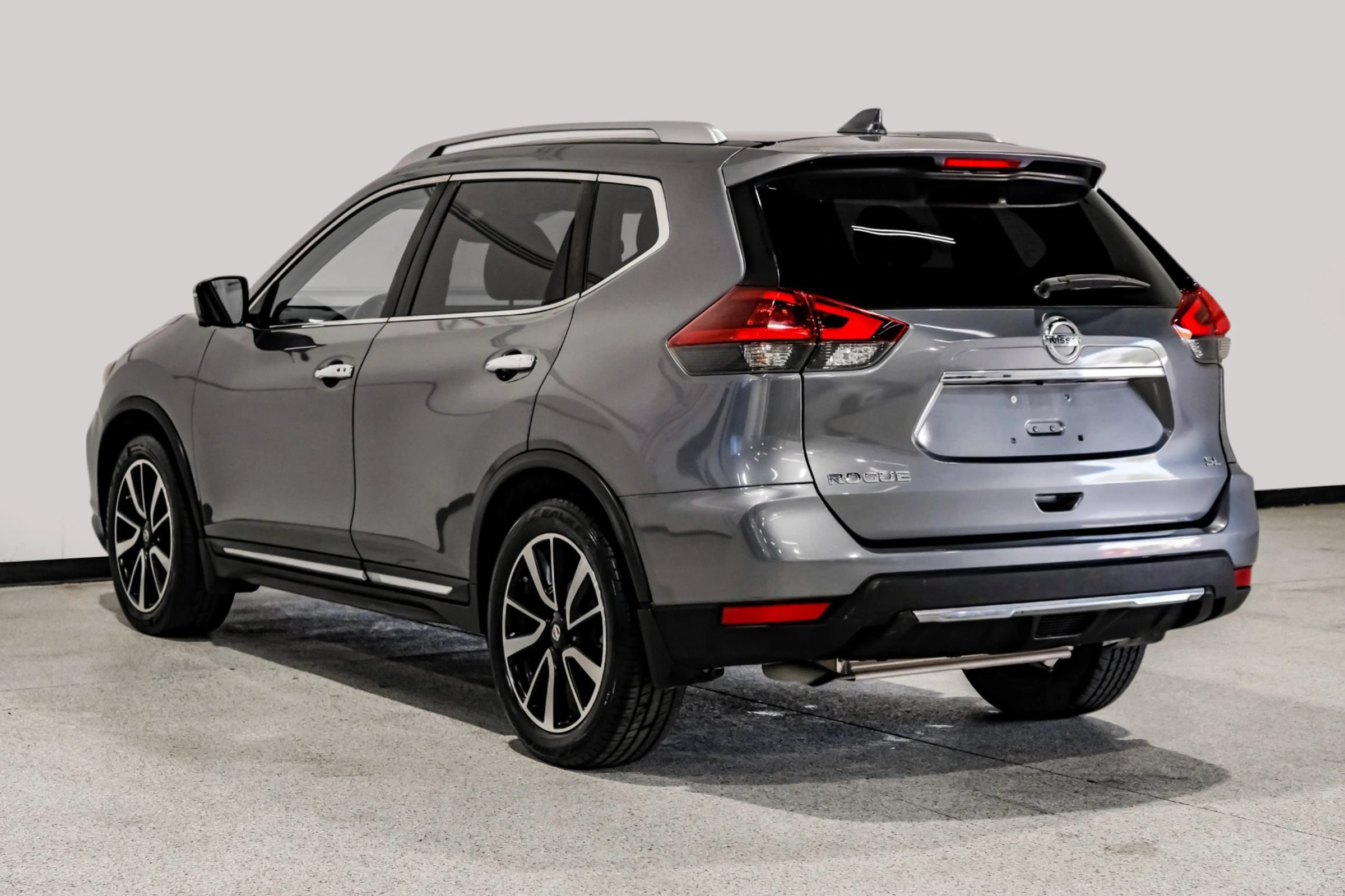 Used 2018 Nissan Rogue SL w/ Premium Package FWD image 8