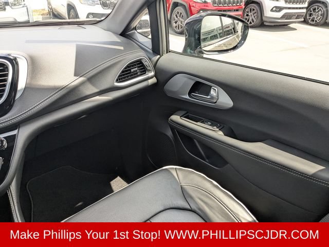 Used 2025 Chrysler Pacifica Premium FWD image 16