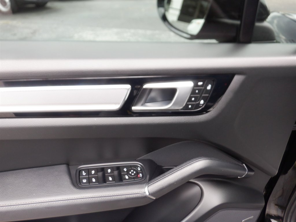 Used 2023 Porsche Cayenne Platinum Edition AWD/4WD image 27