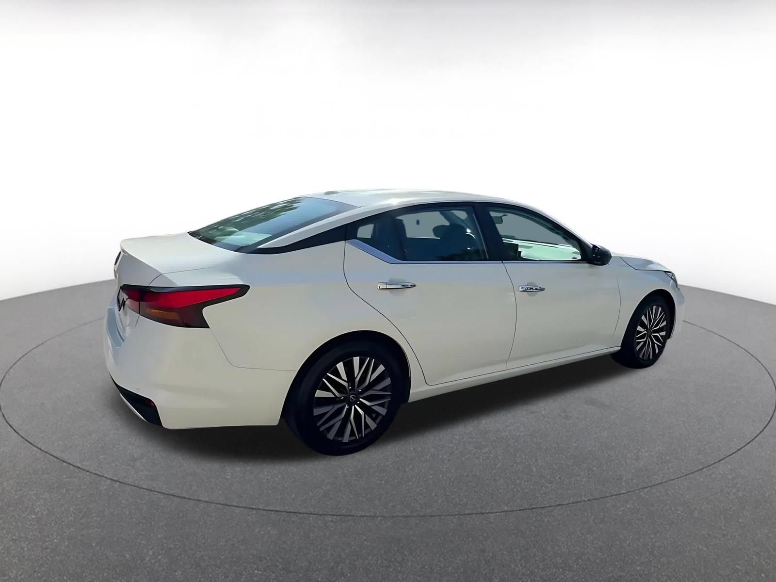 Used 2025 Nissan Altima 2.5 SV FWD image 14